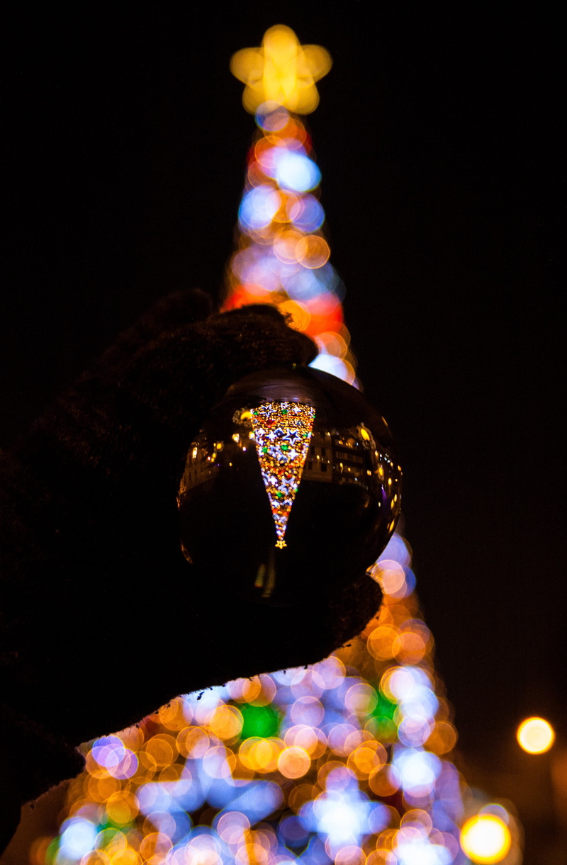 black background, illuminated, sphere, night, holding, 4K, dark, glowing, no people, christmas, hand, decoration, lighting equipment, tree, close-up, statue
