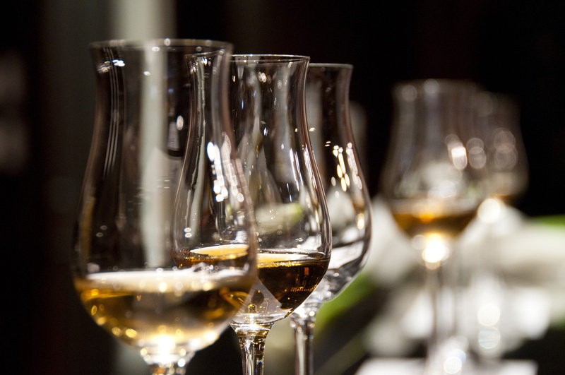champagne flute, bar counter, ice wine, selective focus, photography, shallow depth of field, 5K, arranged, refreshment, food and drink, food, white wine