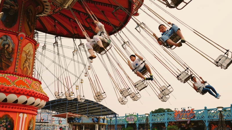 people, riding, arts culture and entertainment, 4K, lifestyles, round, fairground, vehicle, amusement park, go, countryside, day, low angle view, 中国, other / none