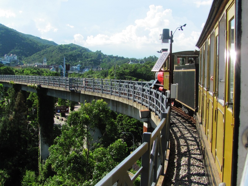 architecture, mode of transportation, public transportation, railroad track, overpass, 2K, cloud - sky, outdoors, rail transportation, connection, oct
