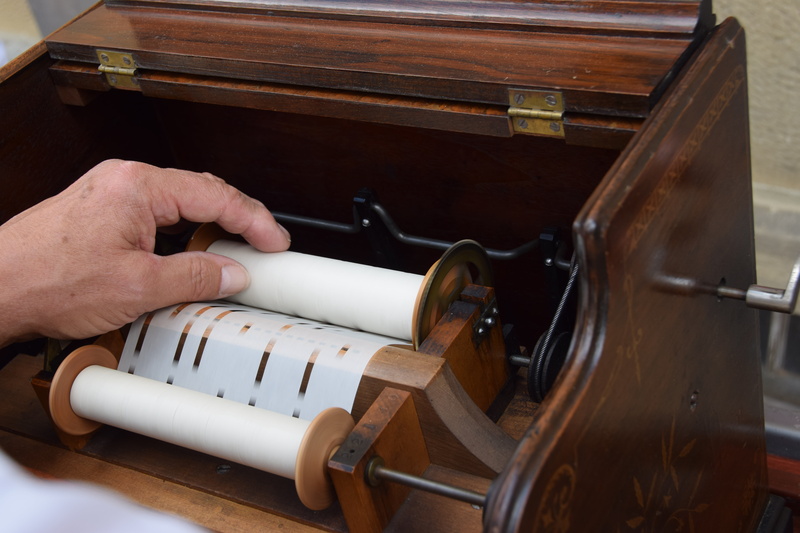 craft, art and craft, 5K, hand, violin, wood, finger, piano roll, mechanics, close-up, wood - material, string instrument, indoors, human hand, occupation