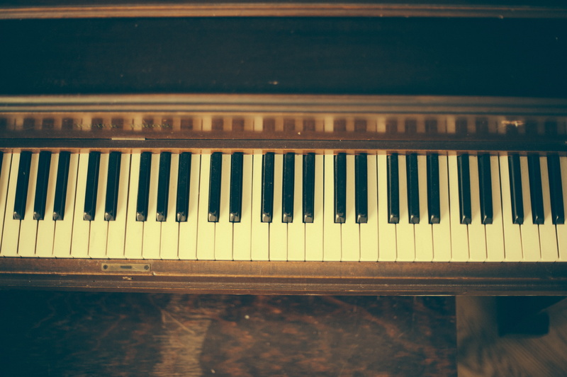 piano, arts culture and entertainment, pattern, music, no people, 4K, in a row, photography, high angle view, still life, reflection, musician, piano key