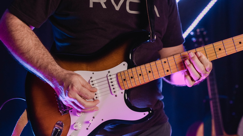 5K, rvca, electric guitar, stage, plucking an instrument, artist, music, arts culture and entertainment, guitarist, person, domino, performance, indoors