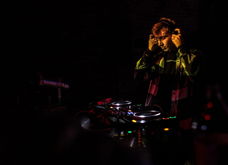 real people, table, food and drink, man, male, young adult, human, uhelna club and restaurant, musician, people, colour, headphone, controller, trap, nightlife