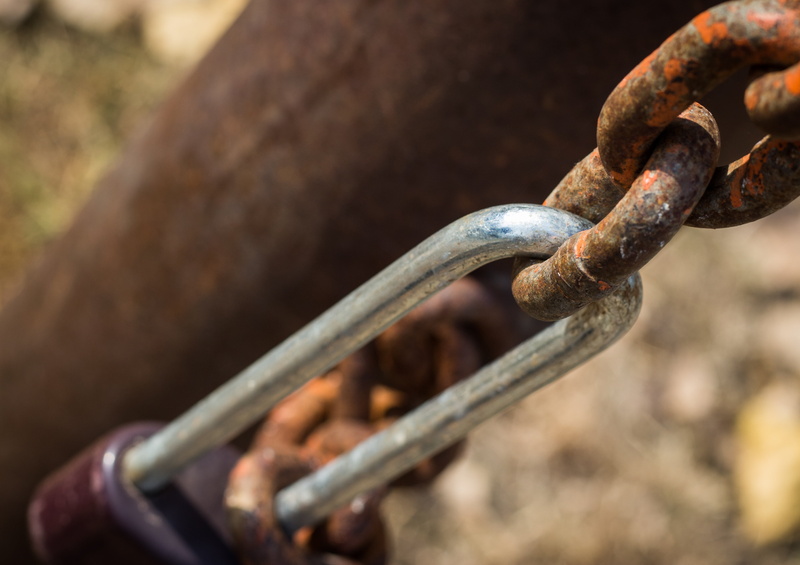 close-up, steel, close, iron - metal, connection, high angle view, damaged, safety, close up, chain, strength, no people, run-down, 4K, keychain, outdoors