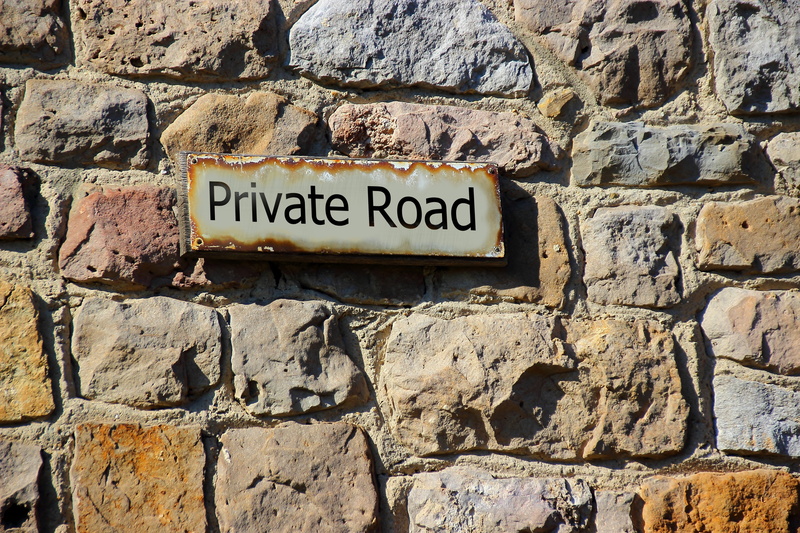 western script, no people, information, wall, 5K, stone wall, sign, road, private, non-western script, close-up, rough, solid, textured, communication