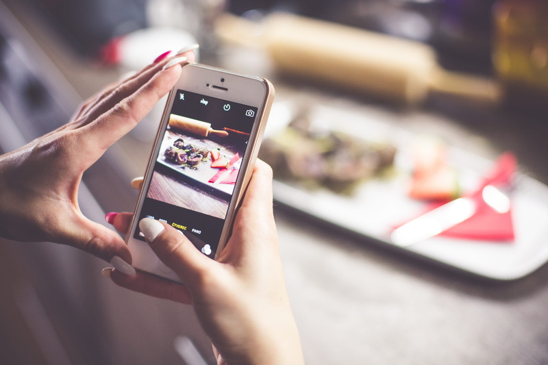portable Information Device, lifestyles, touch Screen, photography themes, hand, human Hand, foodie, photographing, people, taking, smart Phone, sharing