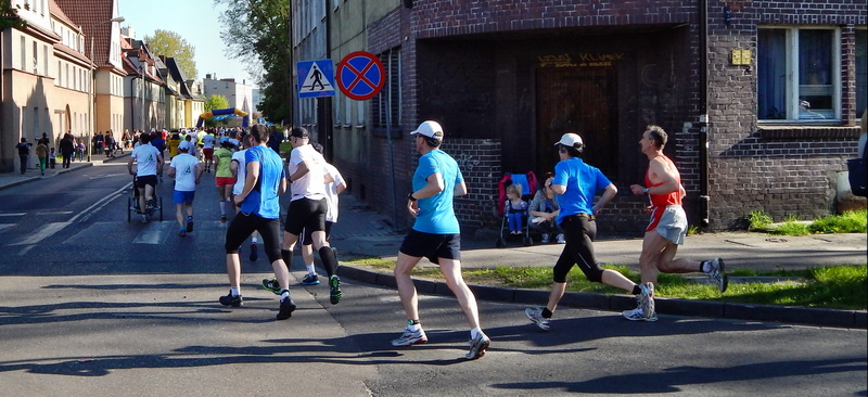 building exterior, sunlight, sports clothing, architecture, full length, Runs, street, exercising, Marathon, vitality, 2K, built structure, city life