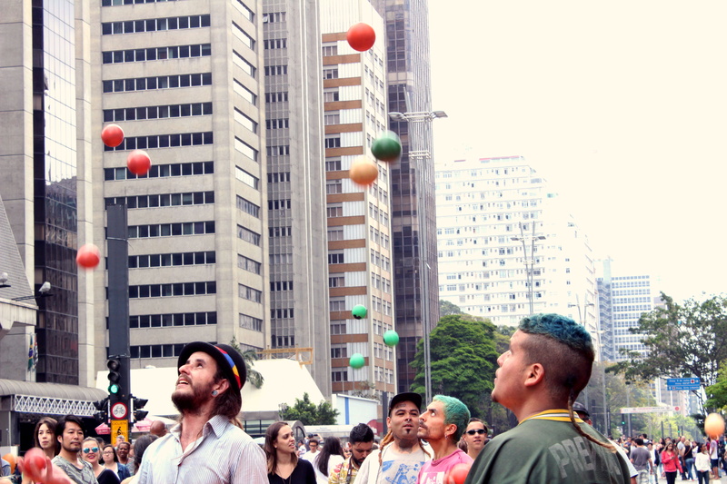 urban art, 5K, paulista, skyscraper, balloon, office building exterior, urban, outdoors, built structure, group of people, crowd, city life, building