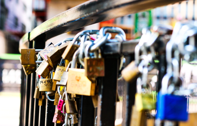 hand rail, abundance, outdoors, love locks, close-up, lock, positive emotion, padlocks, 5K, metal, security, no people, love lock, hanging, love, large group of objects