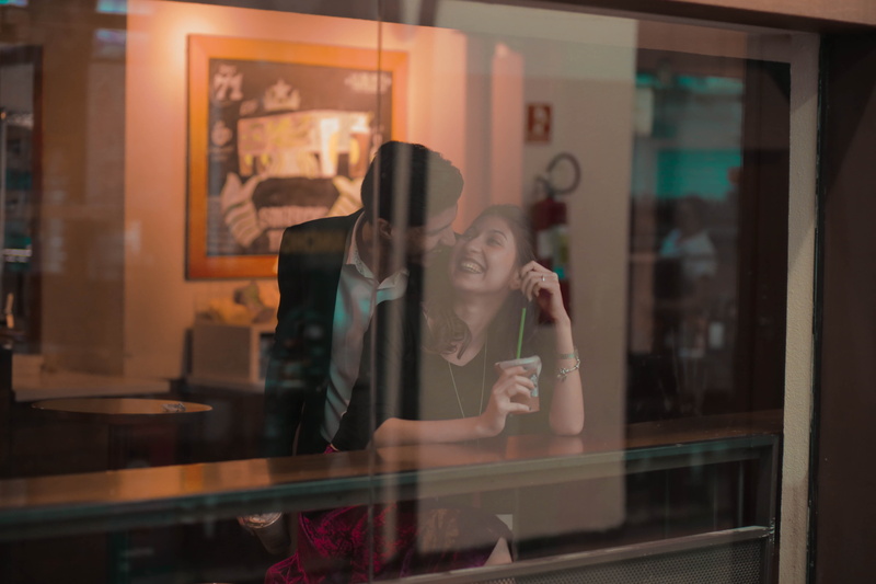 red, date, young adult, real people, humor, girl, boy, romantic, symbols, leisure activity, adult, são paulo, in-love, feeling, two people, window, boyfriends