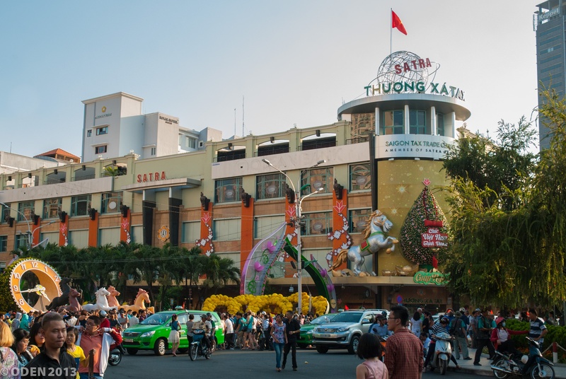 real people, lunar new year, architecture, flowers, large group of people, 2K, built structure, celebration, spring, outdoors, flag, vietnamese, flowers street