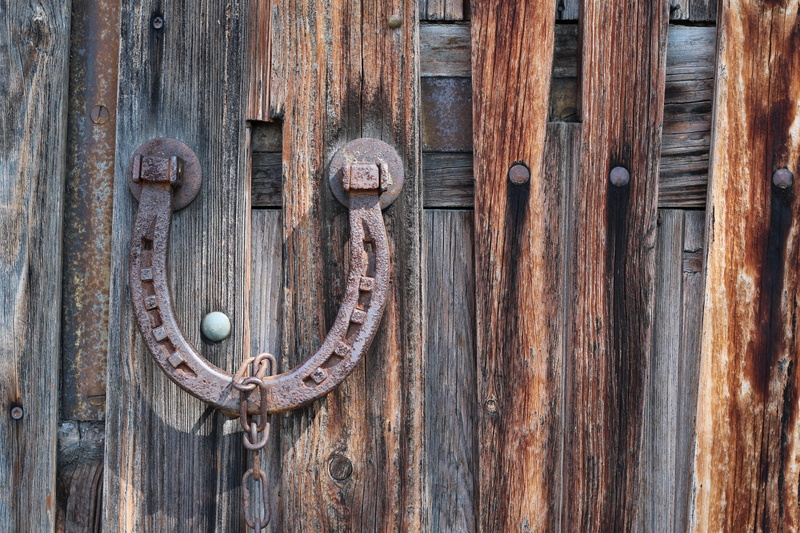 lock, outdoors, door, barn, metal, horse, entrance, old, security, closed, steel, brown, backgrounds, antique, day, protection, rusty, 5K, pattern, safety