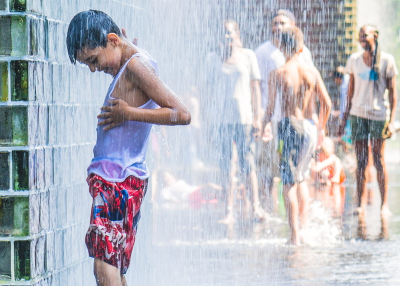 day, young men, united states, wet, nature, splashing, adult, casual clothing, lifestyles, chicago, fun, enjoyment, spraying, real people, group of people