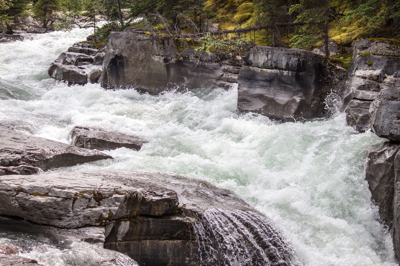 non-urban scene, solid, 5K, rapids, landscapes, rocky, no people, rock, day, running, water, beauty in nature, curve, ravine, locations, sea, motion, nature
