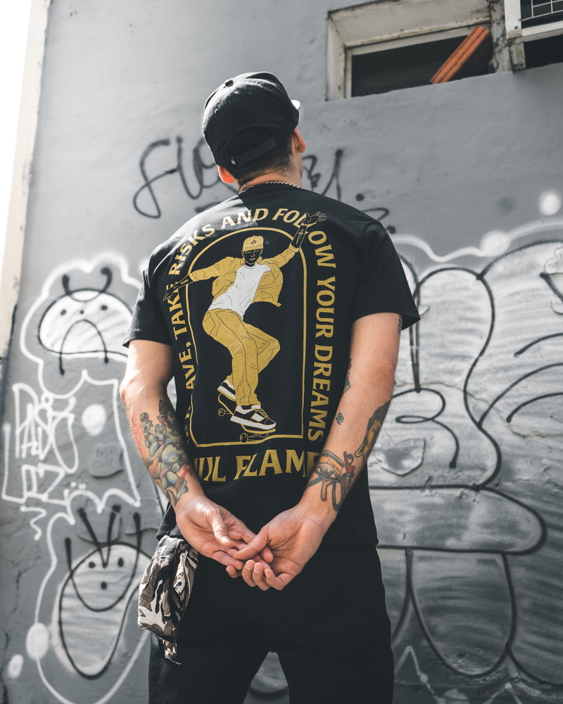 soho, young men, urbano, outdoors, day, standing, leisure activity, palermo, tattoo, argentino, casual clothing, built structure, wall, front, man, hat