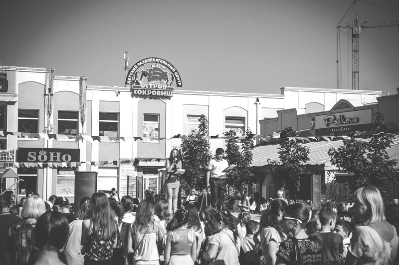 lifestyles, street, black-and-white, wear, leisure activity, 5K, arts culture and entertainment, day, men, group, city, stage, building exterior, spectator
