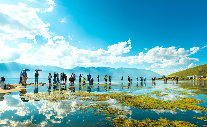 water, day, people swimming, reflection, travel, erhai lake, beach, crowd, mountains, body of water, men, people, nature, holiday, cloud - sky, body, 5K
