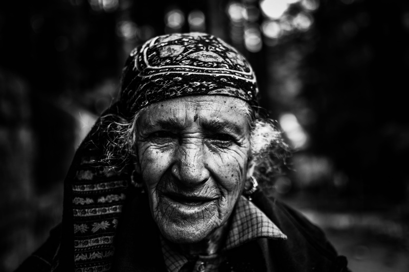 smiling, 5K, real people, blurred background, facial expression, human face, focus on foreground, man, old man, wrinkled, clothing, looking at camera