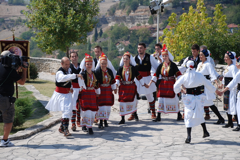 day, 4K, travel, city, architecture, large group of people, uniform, men, hellenic dance, sunlight, plant, greek folklore team, crowd, music, clothing