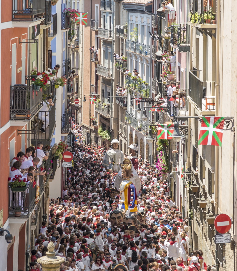 hemingway, gorasanfermin, estafeta street, estafeta, group of people, walking, running of the bulls, 2K, large group of people, folklore, adult, sanfermín