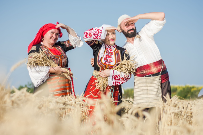 folklor, sky, mid adult, agriculture, clothing, young adult, farm, organic, happiness, field, smiling, natural, adult, country, emotion, national, 5K