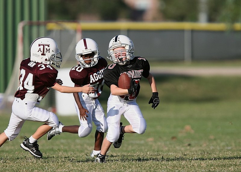 american football player, sports uniform, football, sports team, people, team sport, running, 1080P, football field, gridiron, sports helmet, ball, game