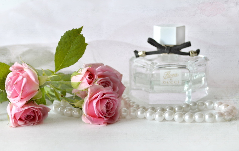 beauty Product, scented, pearl Jewelry, gucci, flora, 1080P, petal, table, studio shot, rose - Flower, flower head, fragility, close-up, no People, decoration