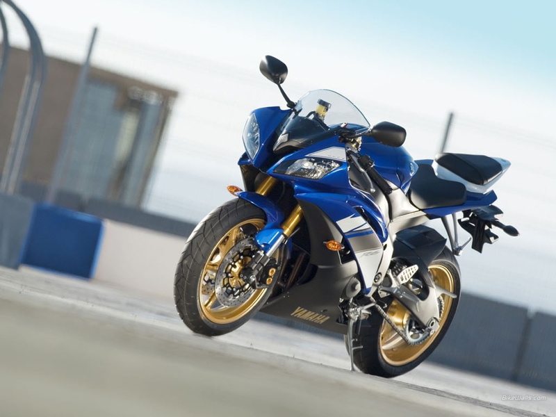 outdoors, full length, street, one person, road, Yamaha R6, 480P, travel, sky, Yamaha, helmet, land vehicle, motion, city, motorcycle, headwear, mode of transportation