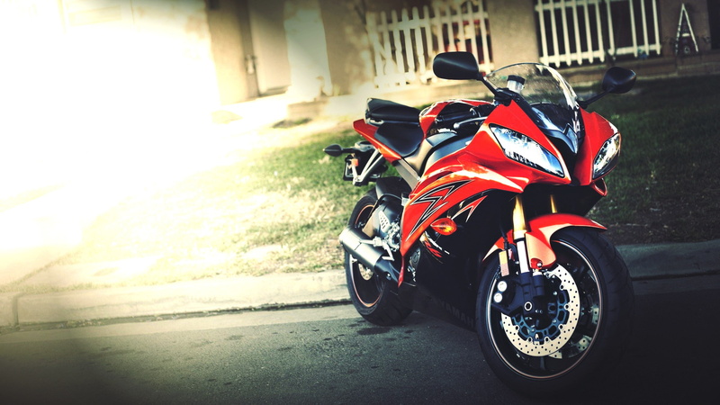 sports helmet, land vehicle, street, day, motorcycle, motor vehicle, architecture, road, no people, 2K, built structure, helmet, I am Love moto, Yamaha