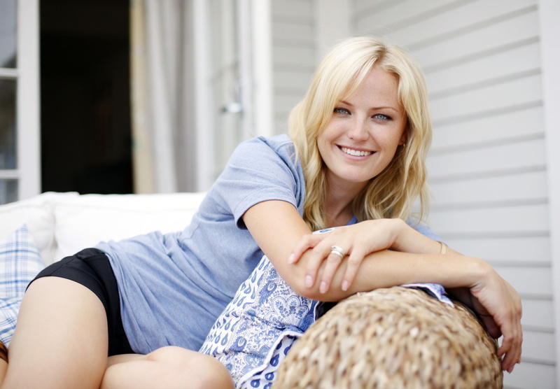 5K, blue eyes, actress, women, couch, Swedish, blonde, Malin Akerman