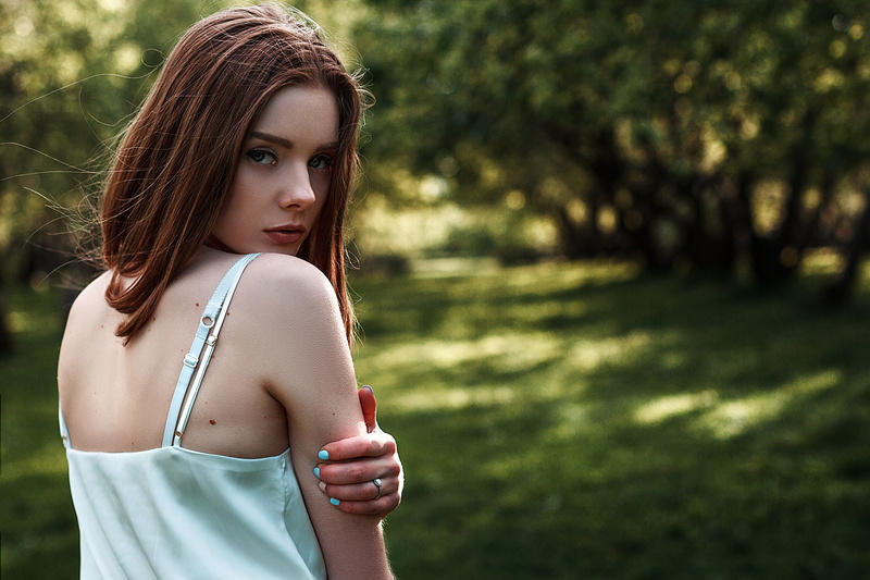 Vlad Popov, blue nails, 2K, women, looking over shoulder, portrait, teen, looking back, women outdoors, outdoors, model, grass, depth of field, painted nails
