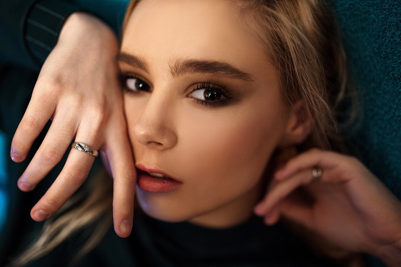 Maria Vysokopolnogo, 2K, makeup, face, bokeh, portrait, hands, model, hairstyle, Vlad Popov, look, beauty, close-up