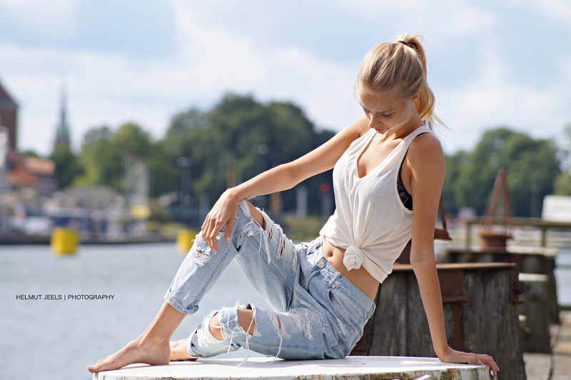 torn jeans, ponytail, women, model, 1080P, barefoot, Helmut Jeels