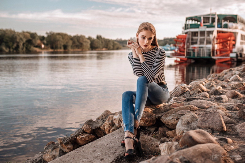 river, depth of field, women outdoors, Katerina Tkachenko, Evgeny Markalev, jeans, blonde, women, sitting, 1080P, portrait