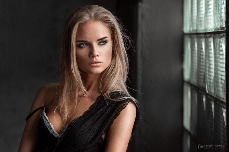 portrait, eyeshadow, Evgeny Markalev, face, wide jaw, women, looking away, blonde, tanned, blue eyes, black clothing, 2K