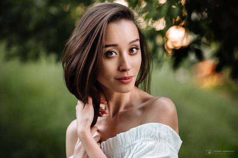 holding hair, women, face, Evgeny Markalev, white clothing, depth of field, brunette, 1080P, women outdoors, looking at viewer, model, outdoors, portrait