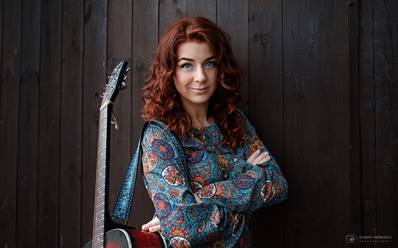 guitar, model, 1080P, pose, is, Lana, makeup, red, look, hairstyle, blouse, Evgeny Markalev, portrait, background, smiling, wall, Eugene Marklew
