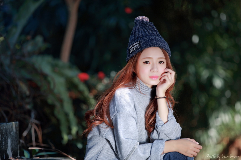 one person, front view, focus on foreground, hairstyle, leisure activity, lifestyles, long hair, waist up, outdoors, hat, warm clothing, 1080P, portrait