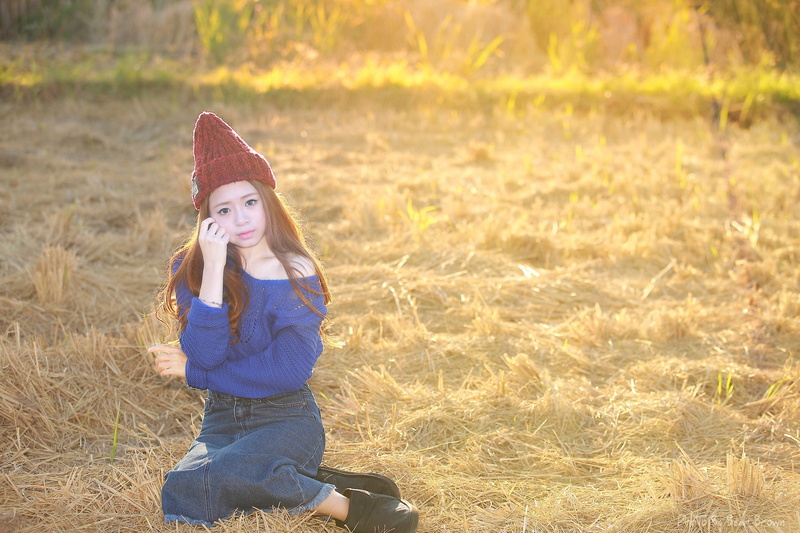 women, offspring, child, contemplation, wavy hair, one person, knit hat, hat, casual clothing, 1080P, smiling, front view, field, hair, childhood, plant