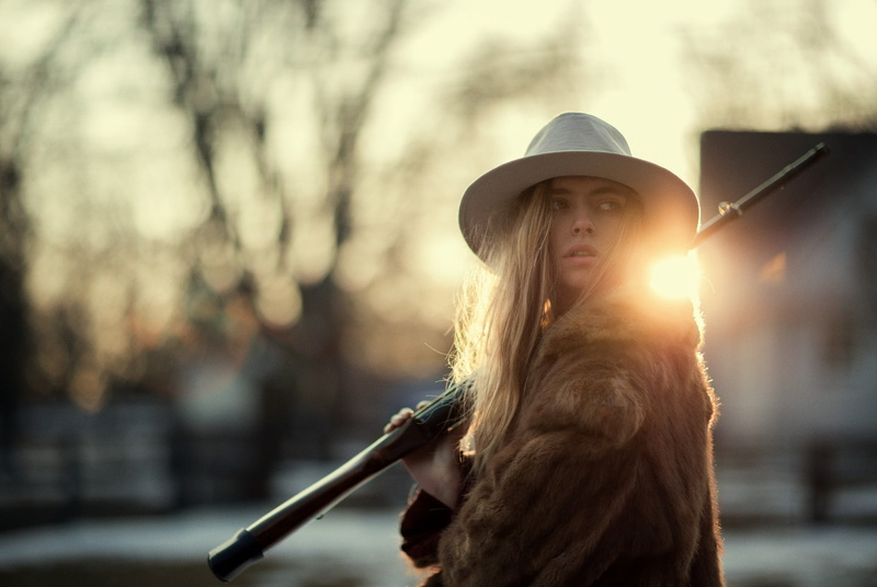 hairstyle, beautiful woman, headshot, focus on foreground, hat, lens flare, women, outdoors, 1080P, portrait, sunset, fur coats, looking away, one person