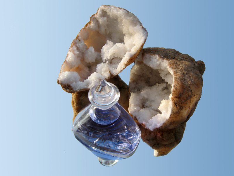 minerals, sky, sunlight, jewellery, indoors, mineral, day, broken up, quartz, halves, blue, clear sky, pollution, single object, bottle, studio shot, 2K