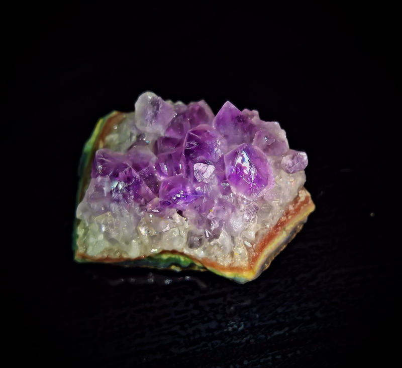 amethyst, nature, jewelery and heilstein, raw, close-up, indoors, single object, geode, semi precious stone, surface, druze, no people, precious gem, luxury