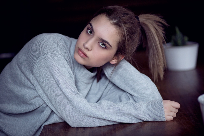 one person, ponytail, sweater, relaxation, looking at camera, 1080P, contemplation, hair, casual clothing, young adult, young women, human face, beauty