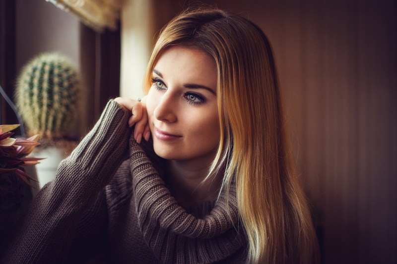 beautiful woman, hair, clothing, grey sweater, smiling, brown hair, one person, blonde, human face, indoors, waiting, teenager, contemplation, warm clothing