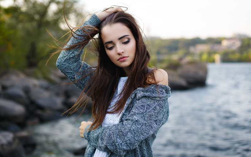 river, hands on head, looking at camera, young adult, young women, lifestyles, leisure activity, beauty, long hair, fashion, clothing, water, one person