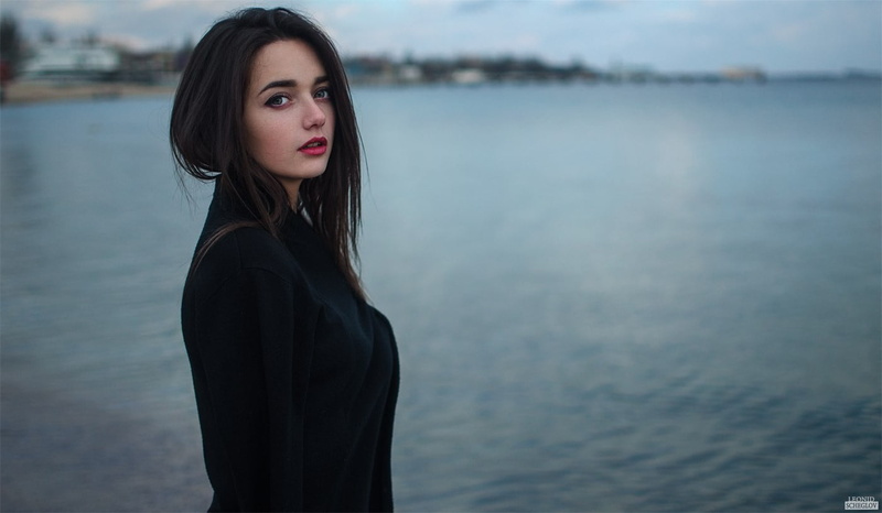 young adult, looking at viewer, women outdoors, water, focus on foreground, brunette, sea, lips, young women, green eyes, 720P, nature, open mouth, black sweater
