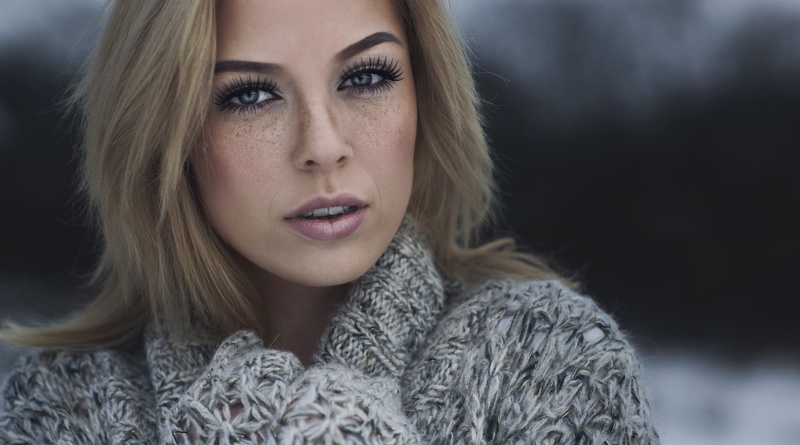 women outdoors, glamour, warm clothing, young women, freckles, headshot, mature women, human face, hair, beauty, blue eyes, one person, beautiful woman