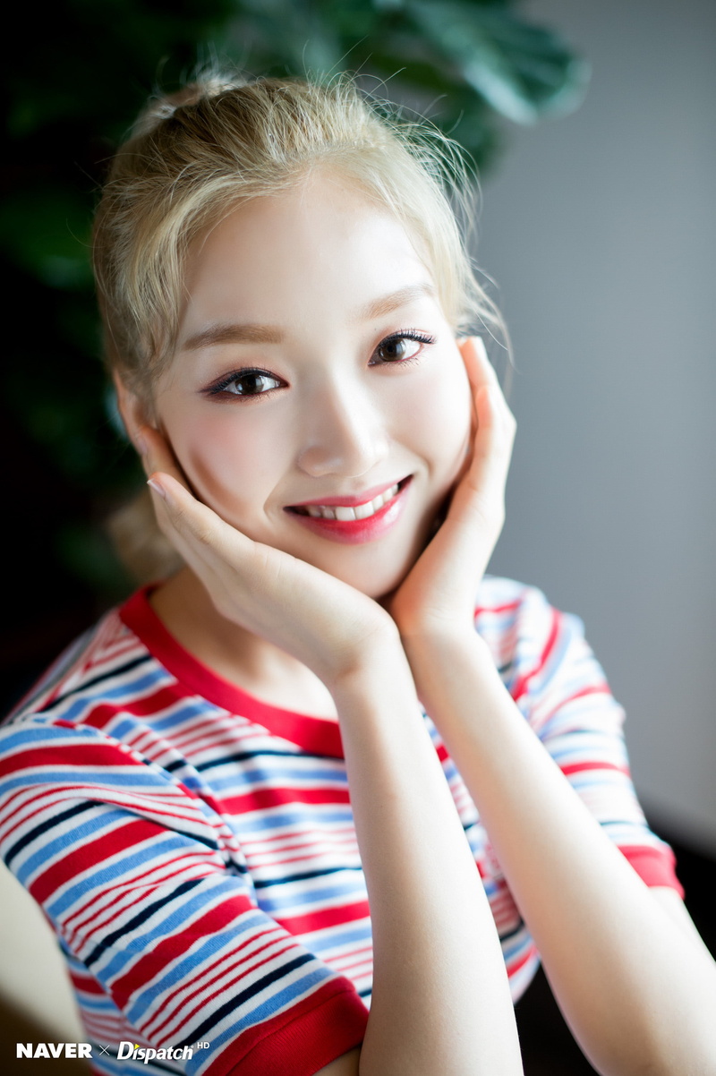 smiling, body part, portrait, casual clothing, innocence, happiness, cheerful, LOONA, human face, front view, close-up, Asian, headshot, striped, K-pop
