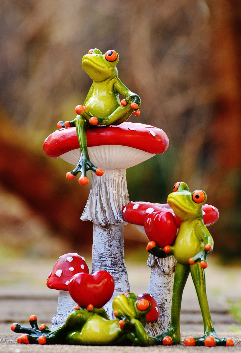 pair, Frogs, outdoors, representation, art and craft, funny, toy, amphibian, creativity, red, male likeness, craft, love, green Color, vegetable, heart